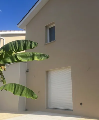 Façade de la maison et son extérieur planté