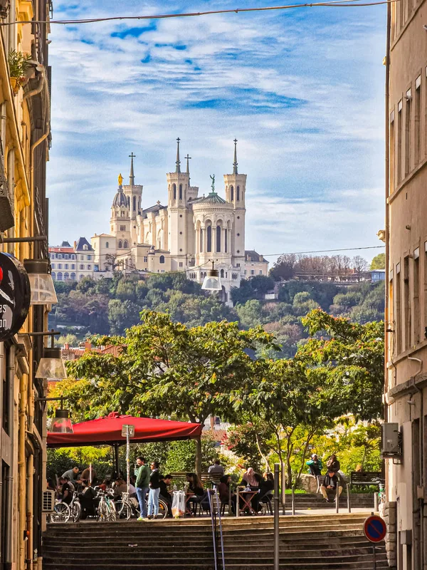 Vue sur la basilique de Fourvière et les quais de Lyon